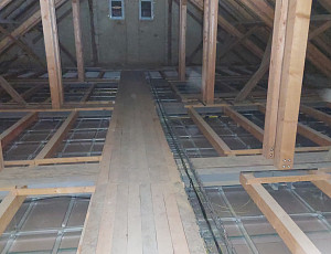 Zateplení stropu výrobní haly pomocí foukané izolace